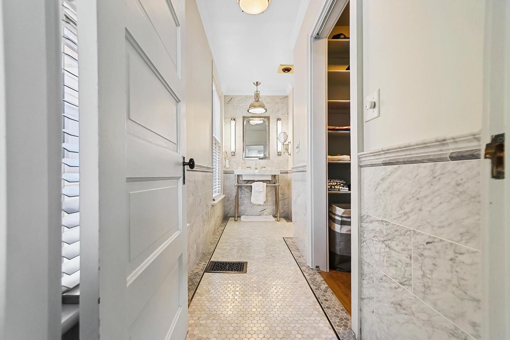 158 Buttles Ave, Columbus OH 43215-1402 exterior