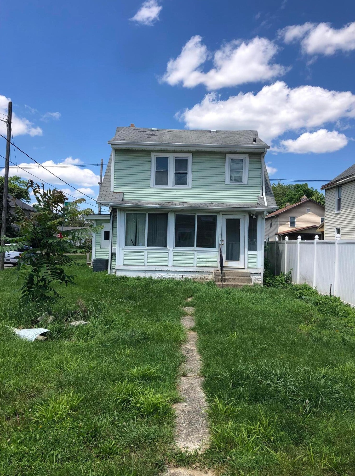 939 17th Ave, Columbus OH  43211-2438 exterior