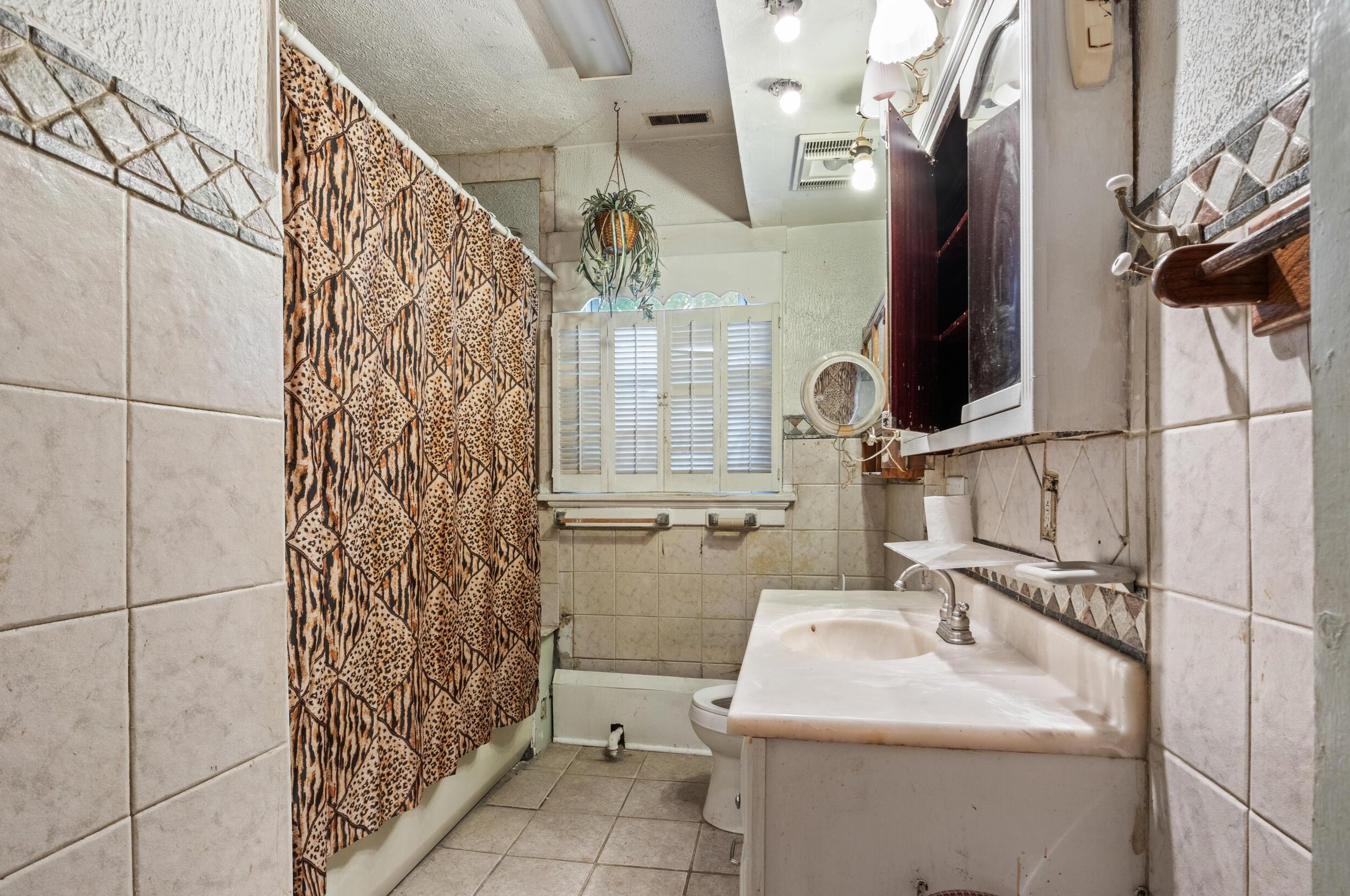 1775 Franklin Park, Columbus OH  43205-2217 exterior