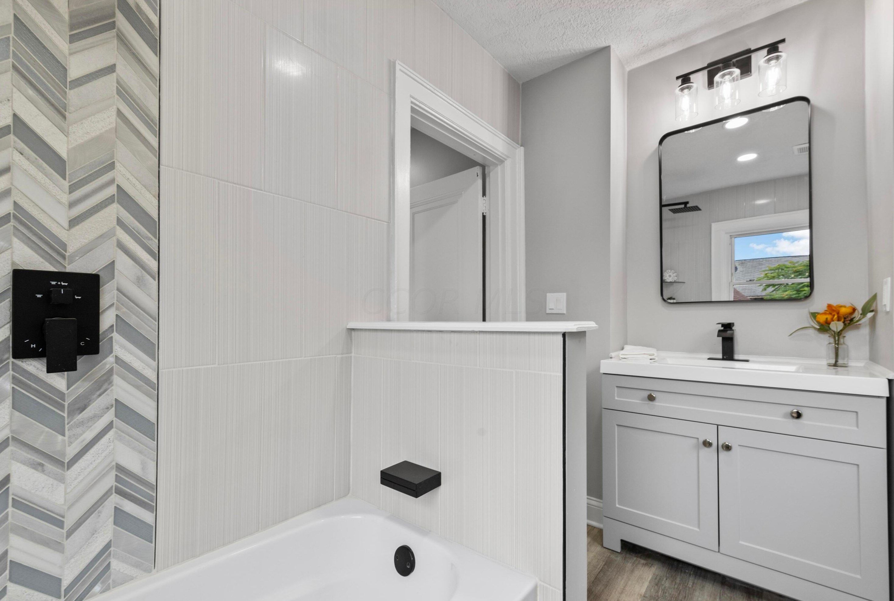 1753 Lockbourne Rd, Columbus OH 43207-1447 exterior