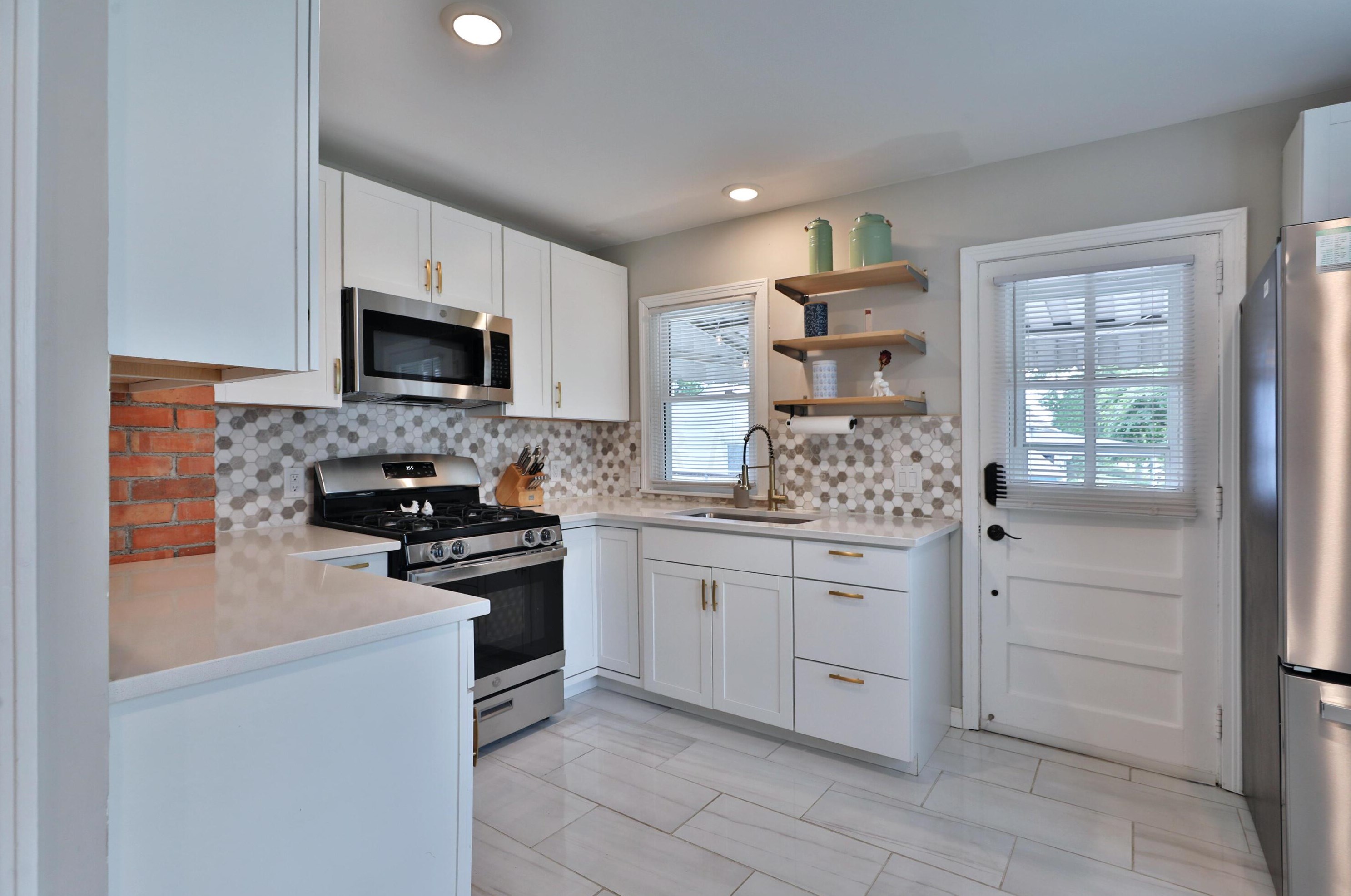 5690 Indianola Ave, Columbus OH 43085-3706 exterior