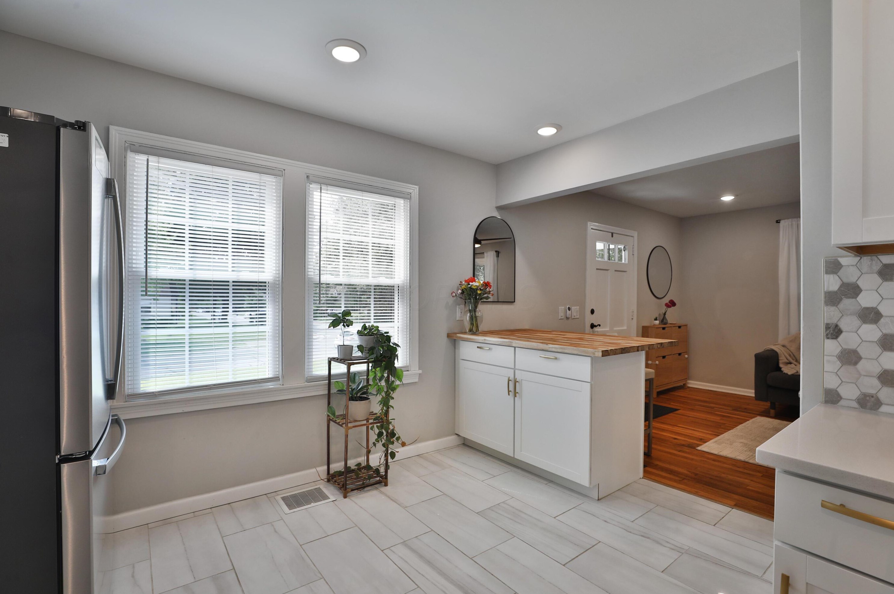 5690 Indianola Ave, Columbus OH 43085-3706 exterior