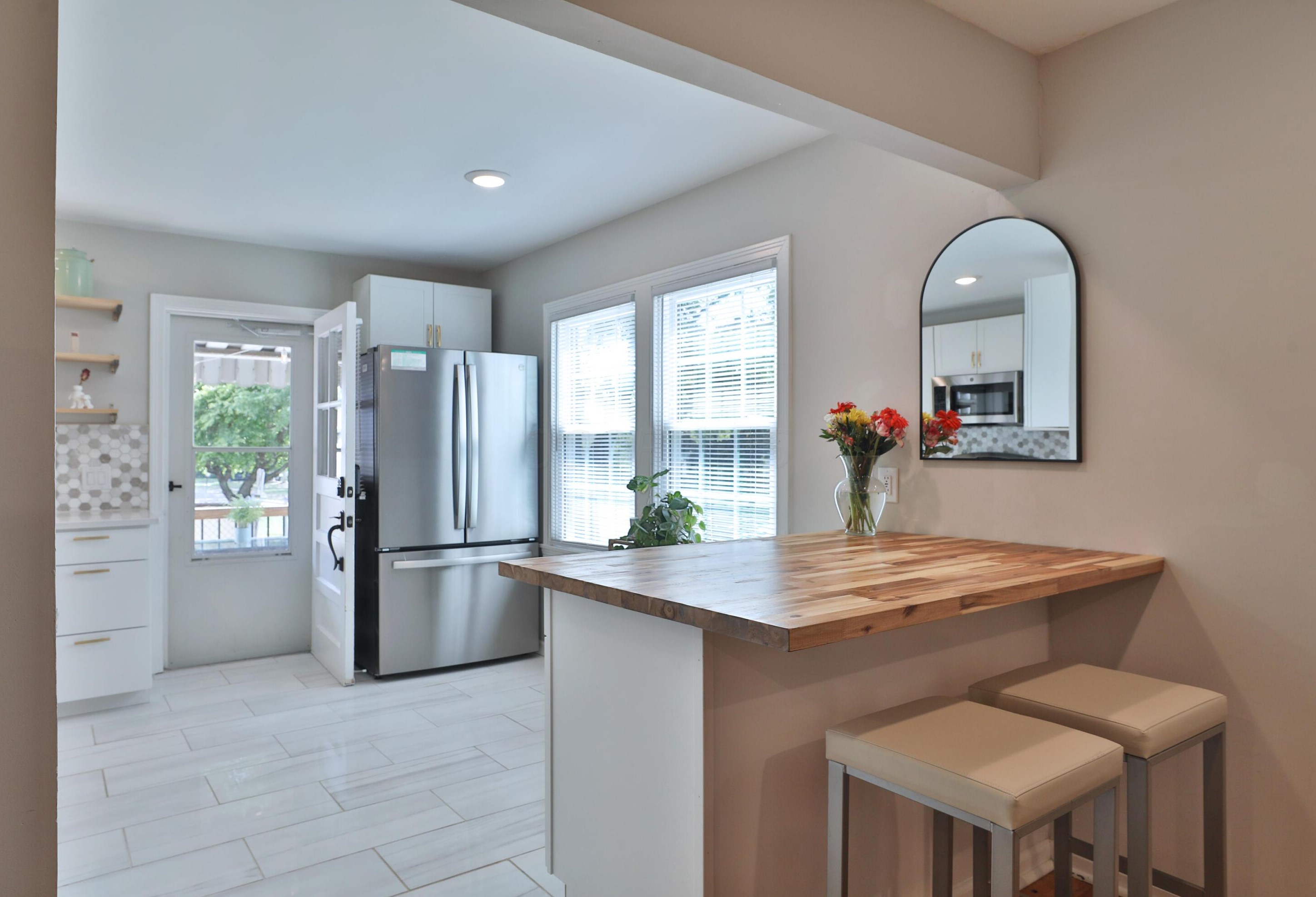 5690 Indianola Ave, Columbus OH 43085-3706 exterior