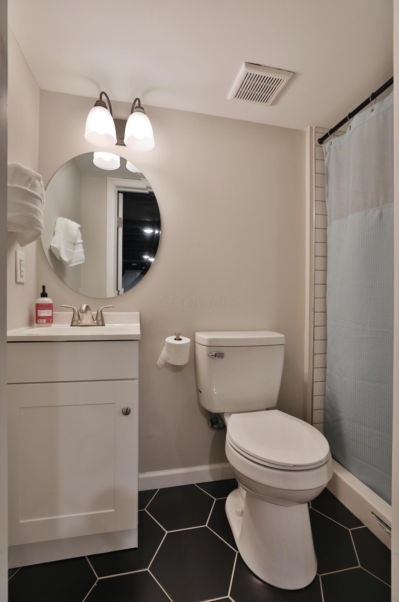 5690 Indianola Ave, Columbus OH 43085-3706 exterior