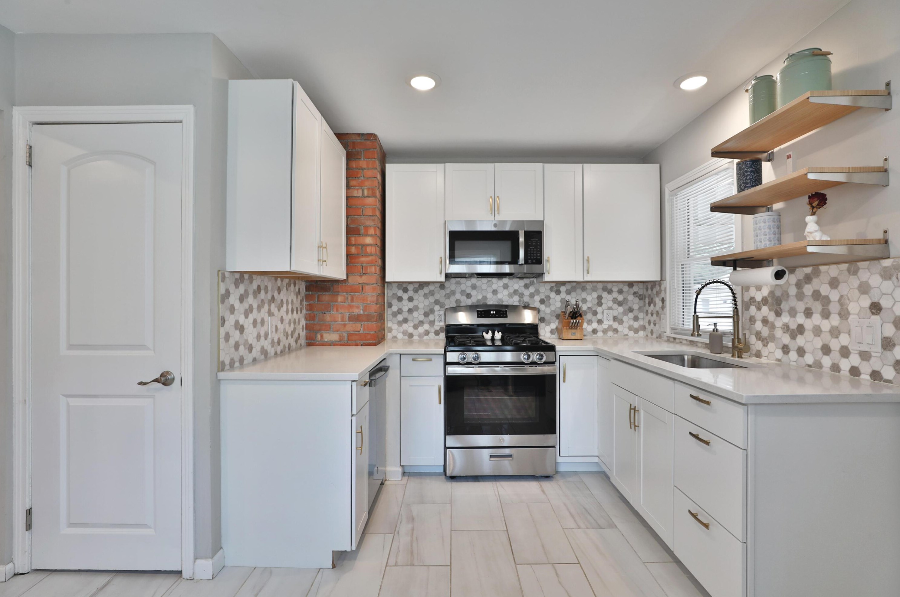 5690 Indianola Ave, Columbus OH 43085-3706 exterior