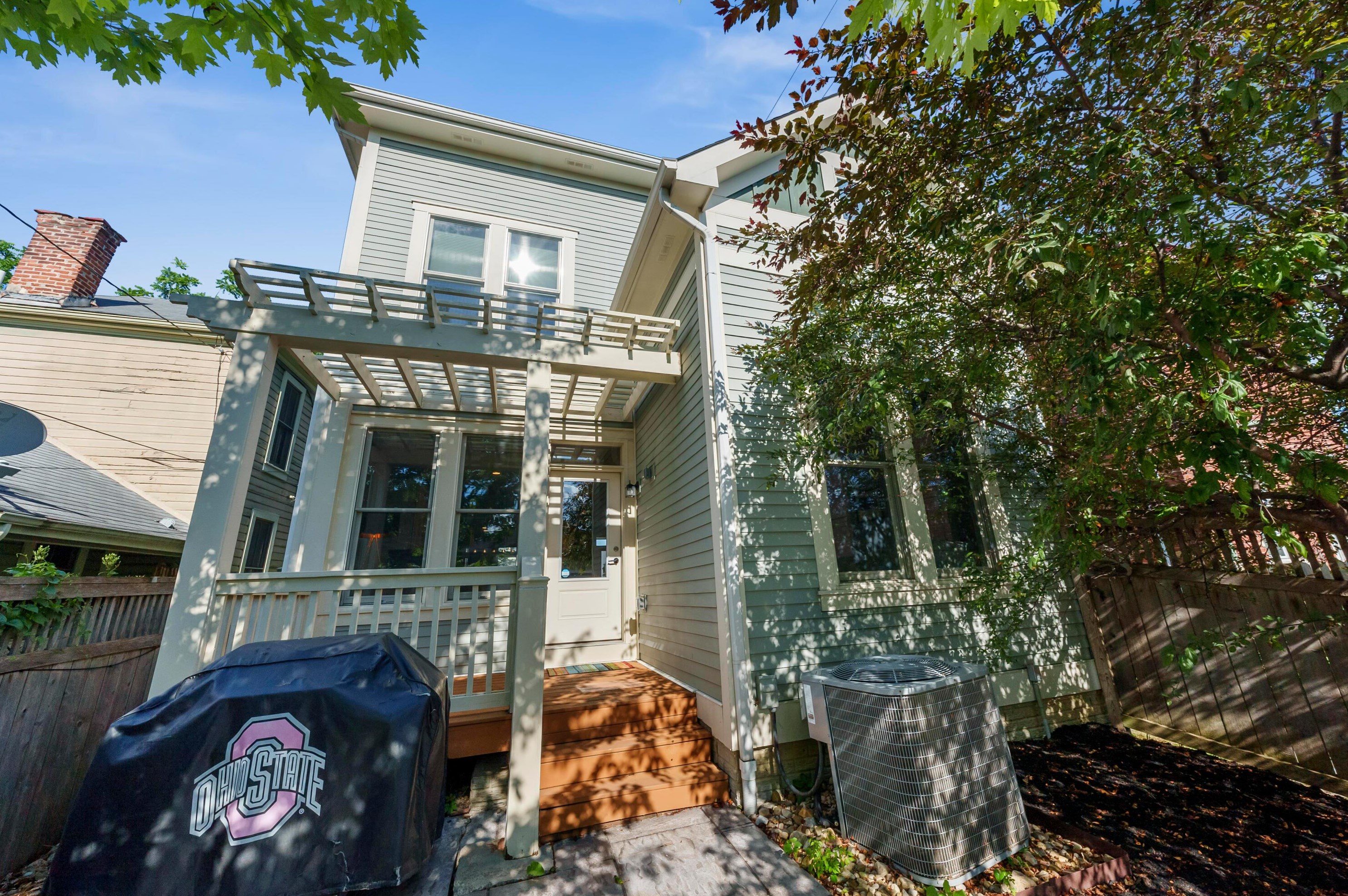 1085 Smt St, Columbus OH 43201-4518 exterior