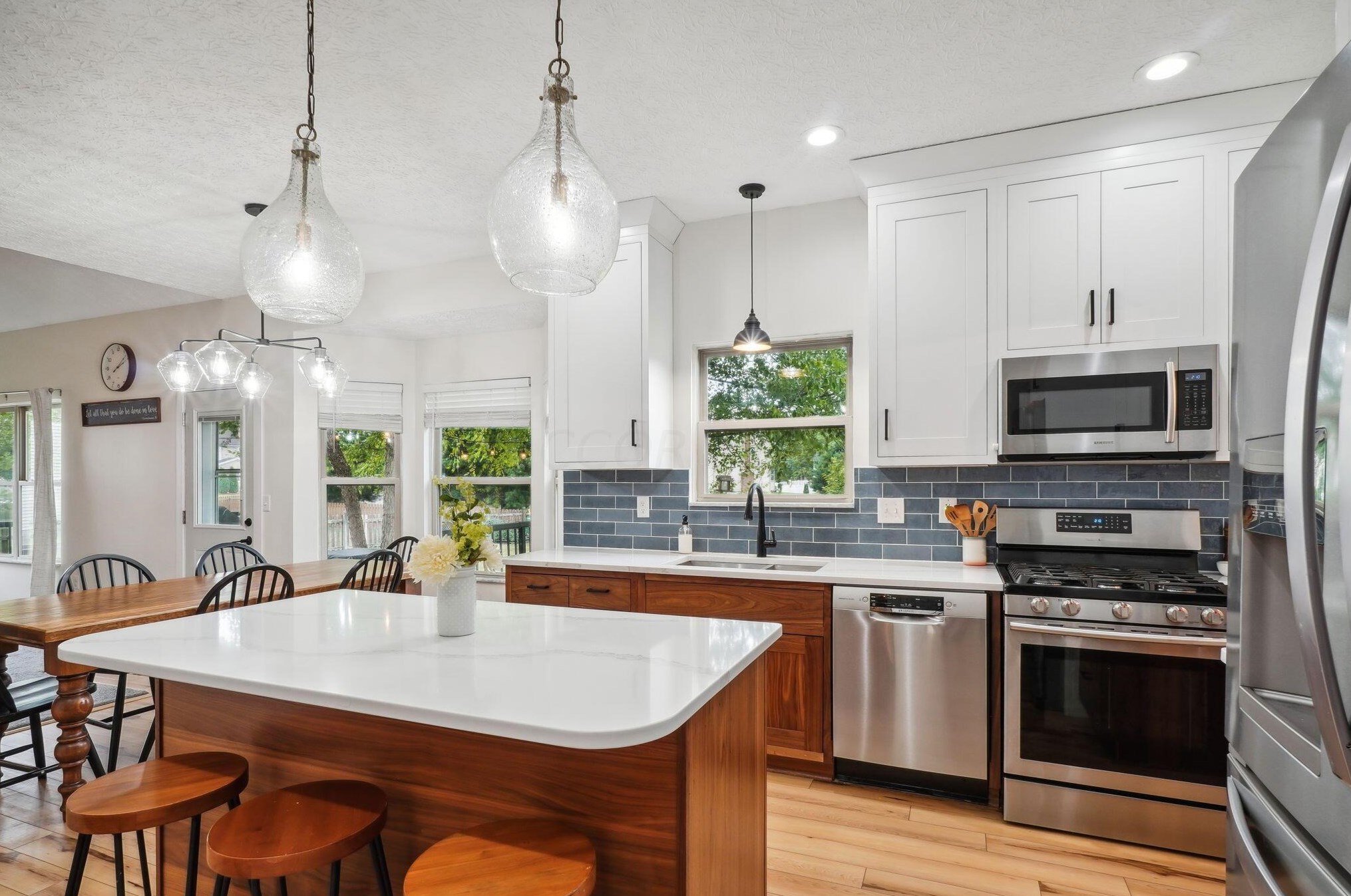 1119 Summer Hill Cir, Columbus OH  43230-6246 exterior