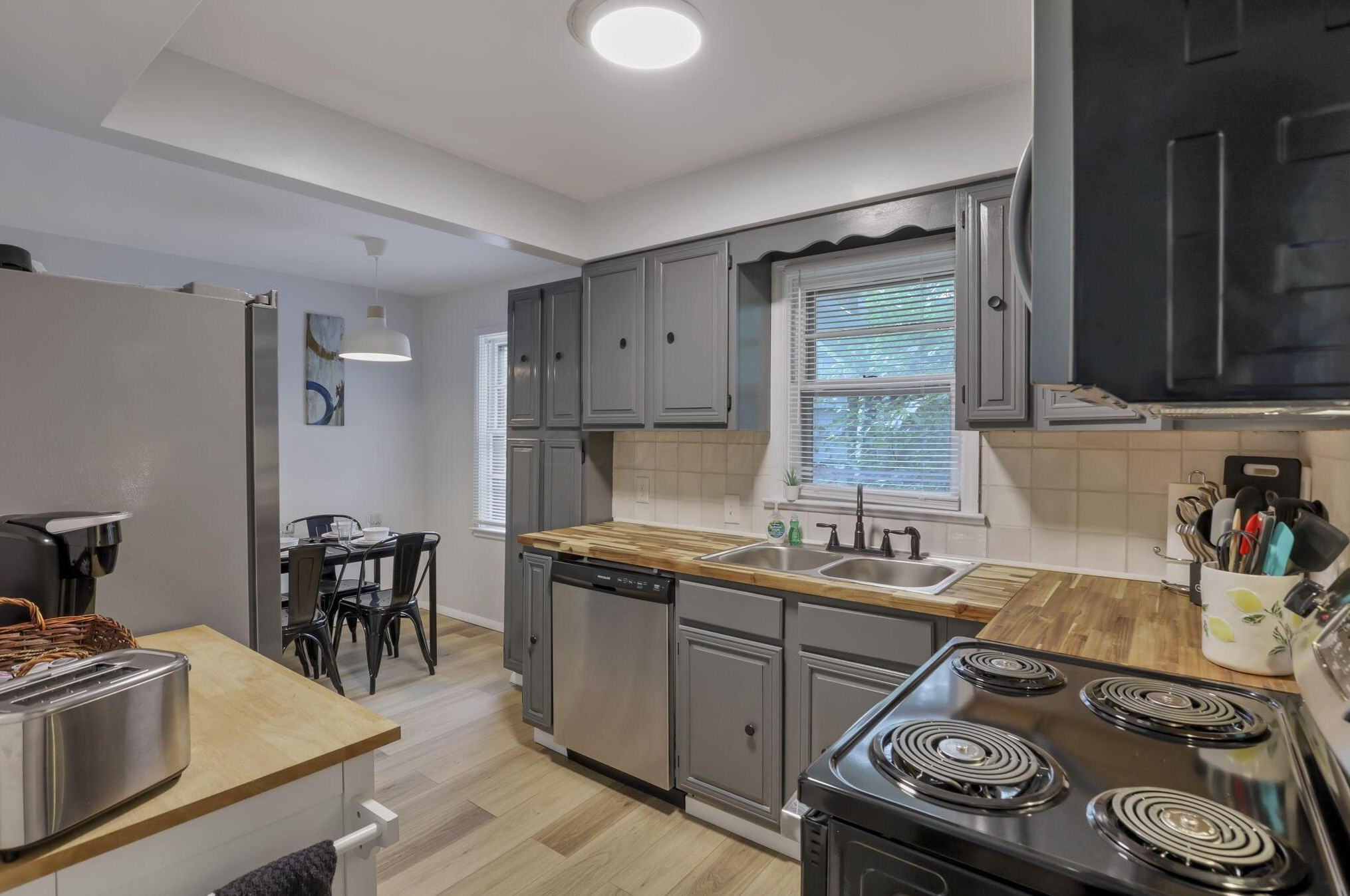 1275 Weber Rd, Columbus OH 43211-1537 exterior