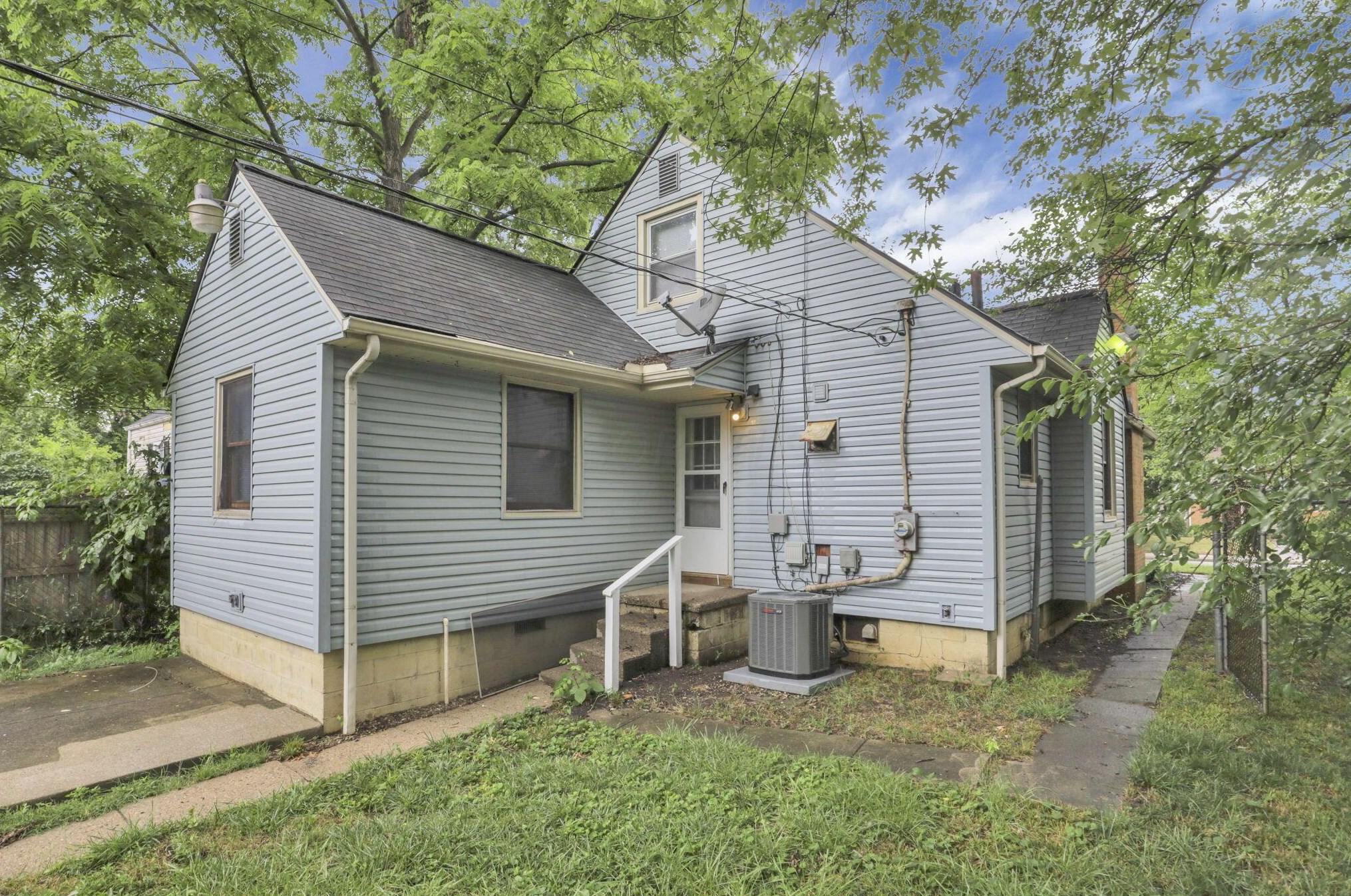 1275 Weber Rd, Columbus OH 43211-1537 exterior