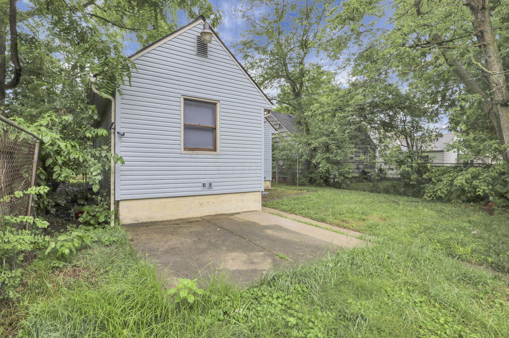 1275 Weber Rd, Columbus OH 43211-1537 exterior