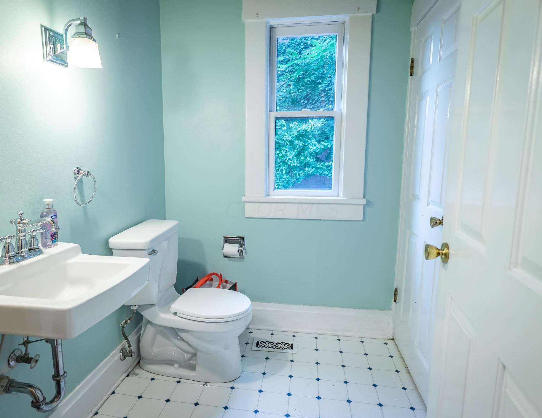 383 Hubbard Ave, Columbus OH 43215-1472 exterior