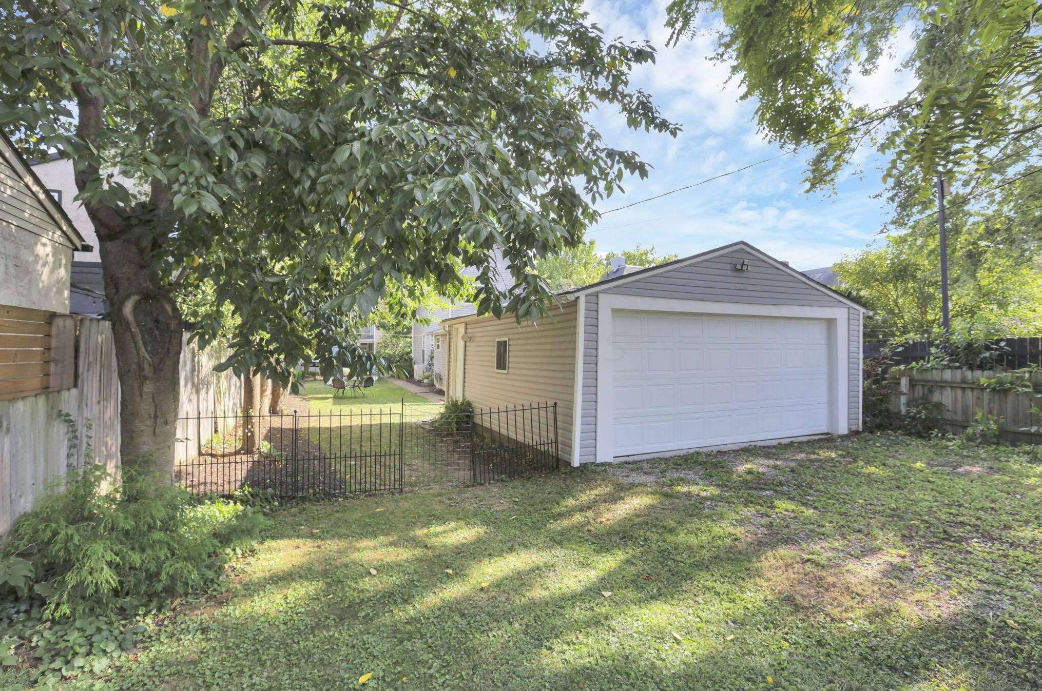 108 Pacemont Rd, Columbus OH  43202-1225 exterior