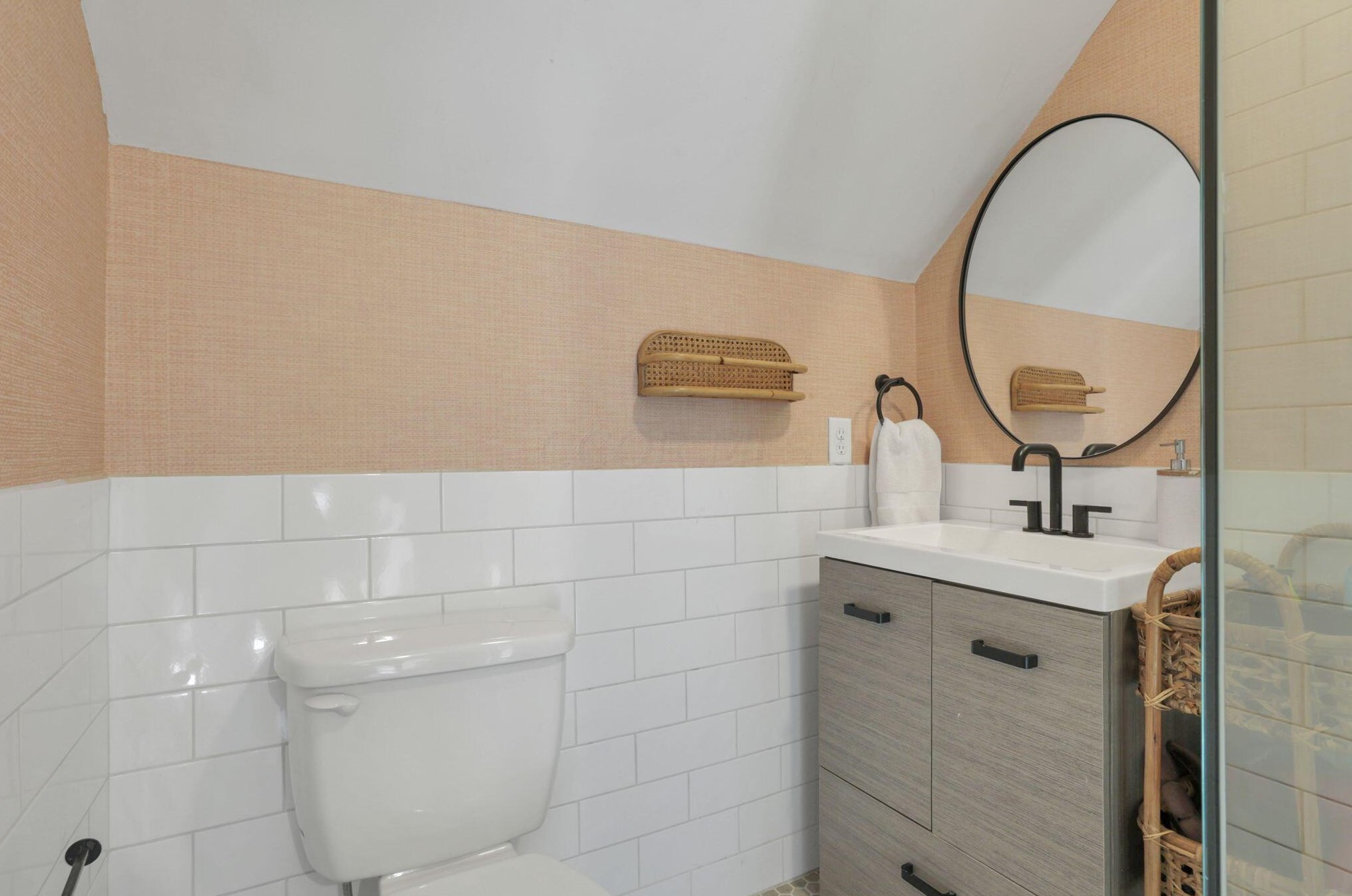 108 Pacemont Rd, Columbus OH  43202-1225 exterior