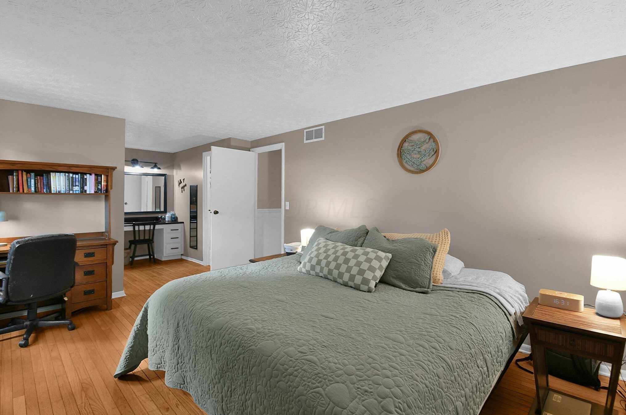 3884 Quail Holw Dr, Columbus OH 43228-9683 exterior