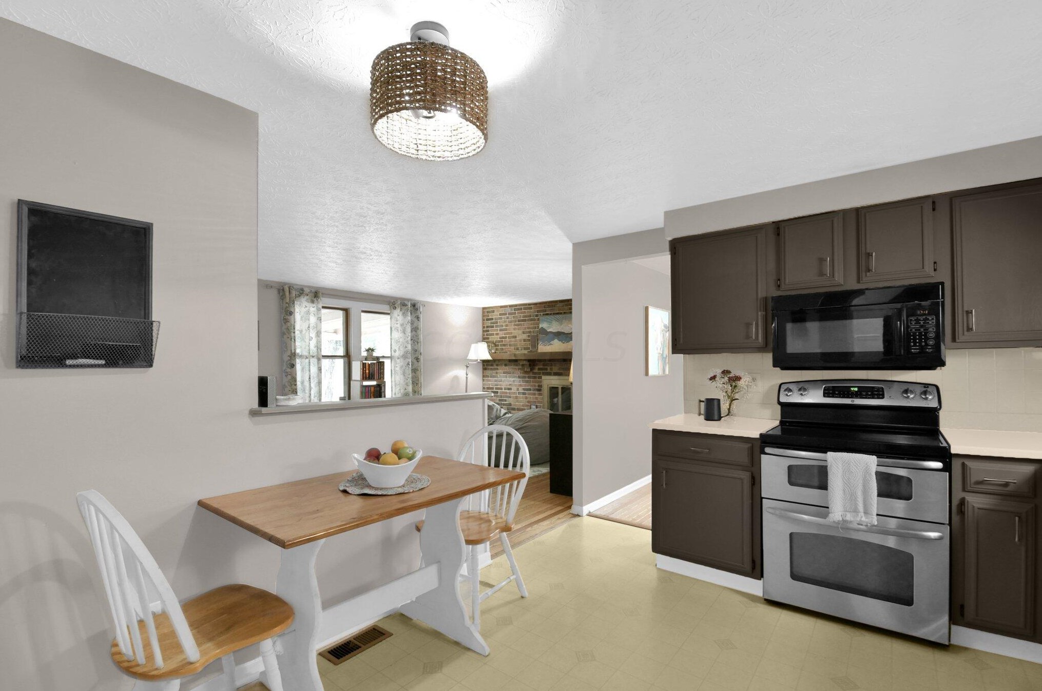 3884 Quail Holw Dr, Columbus OH 43228-9683 exterior