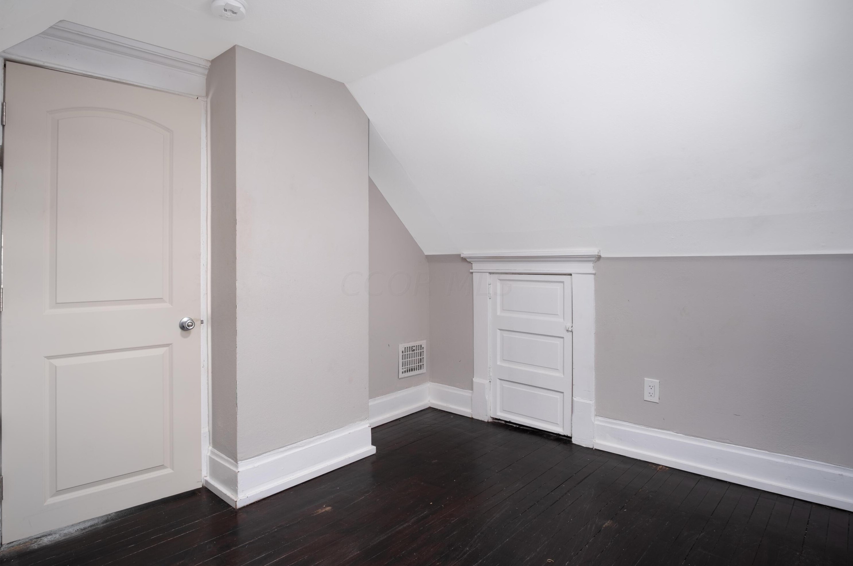 1521 Hamlet St, Columbus OH 43201-3537 exterior