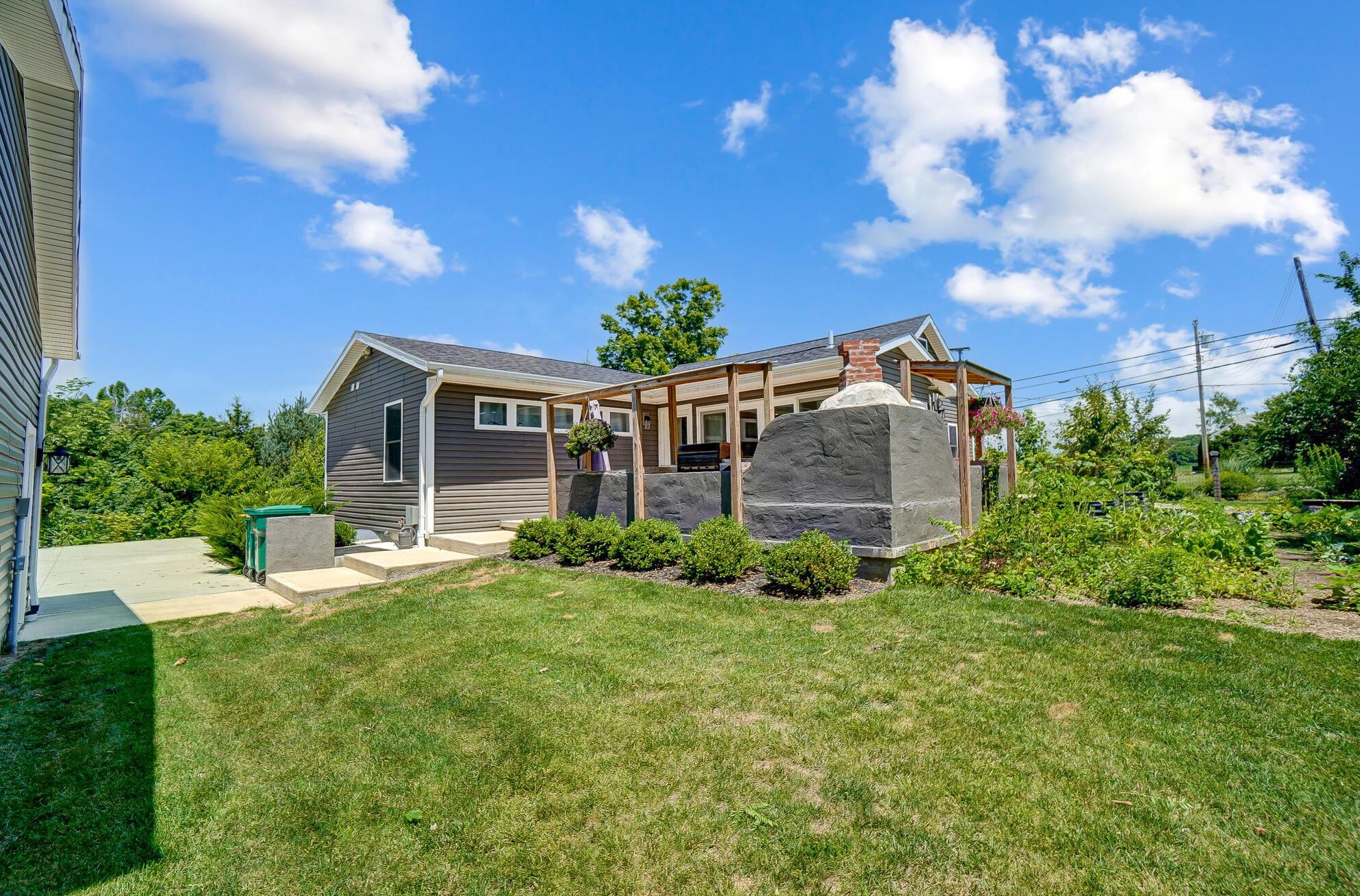 687 Shrine Rd, Springfield OH  45504-3955 exterior