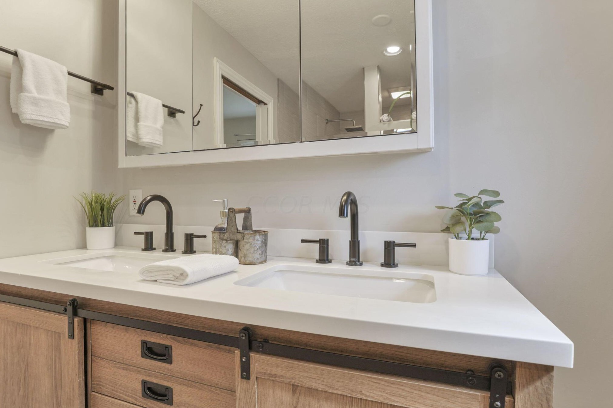 1771 Fishinger Rd, Columbus OH 43221-1351 exterior