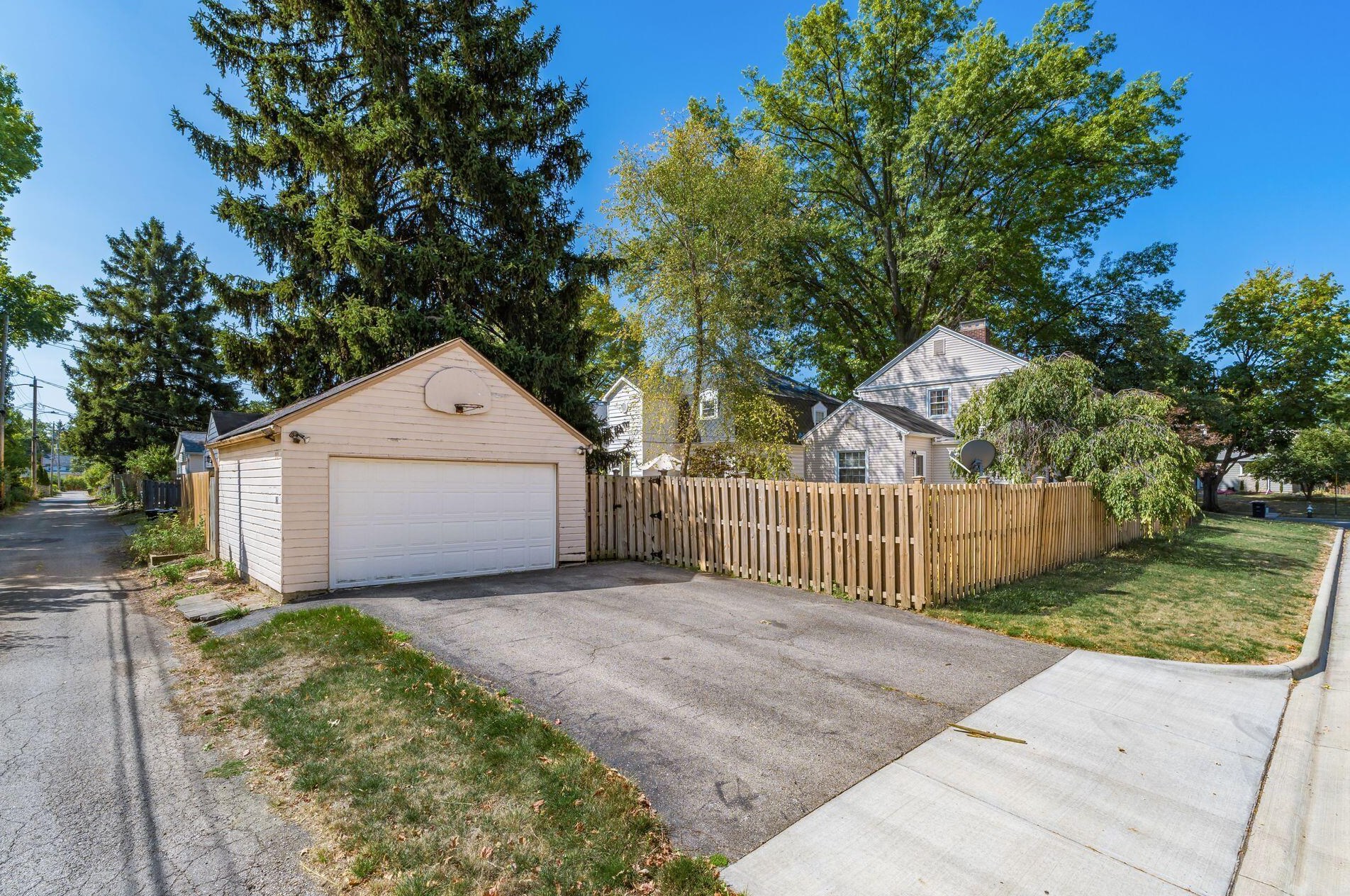 982 Roosevelt Ave, Columbus OH 43209-1559 exterior