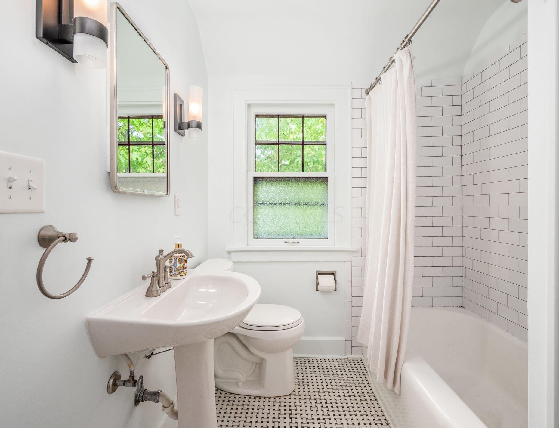 46 Remington Rd, Columbus OH 43209-2458 exterior