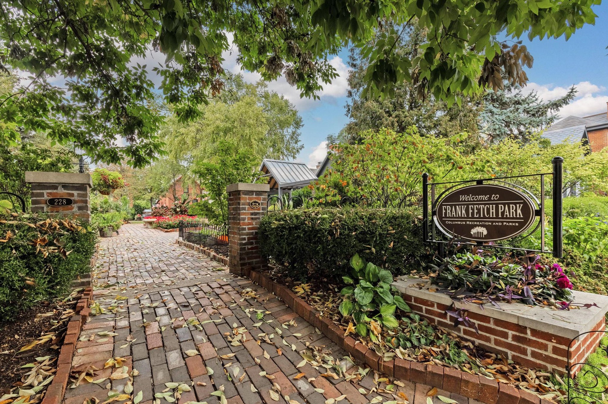 559 6 St, Columbus OH 43207-2409 exterior