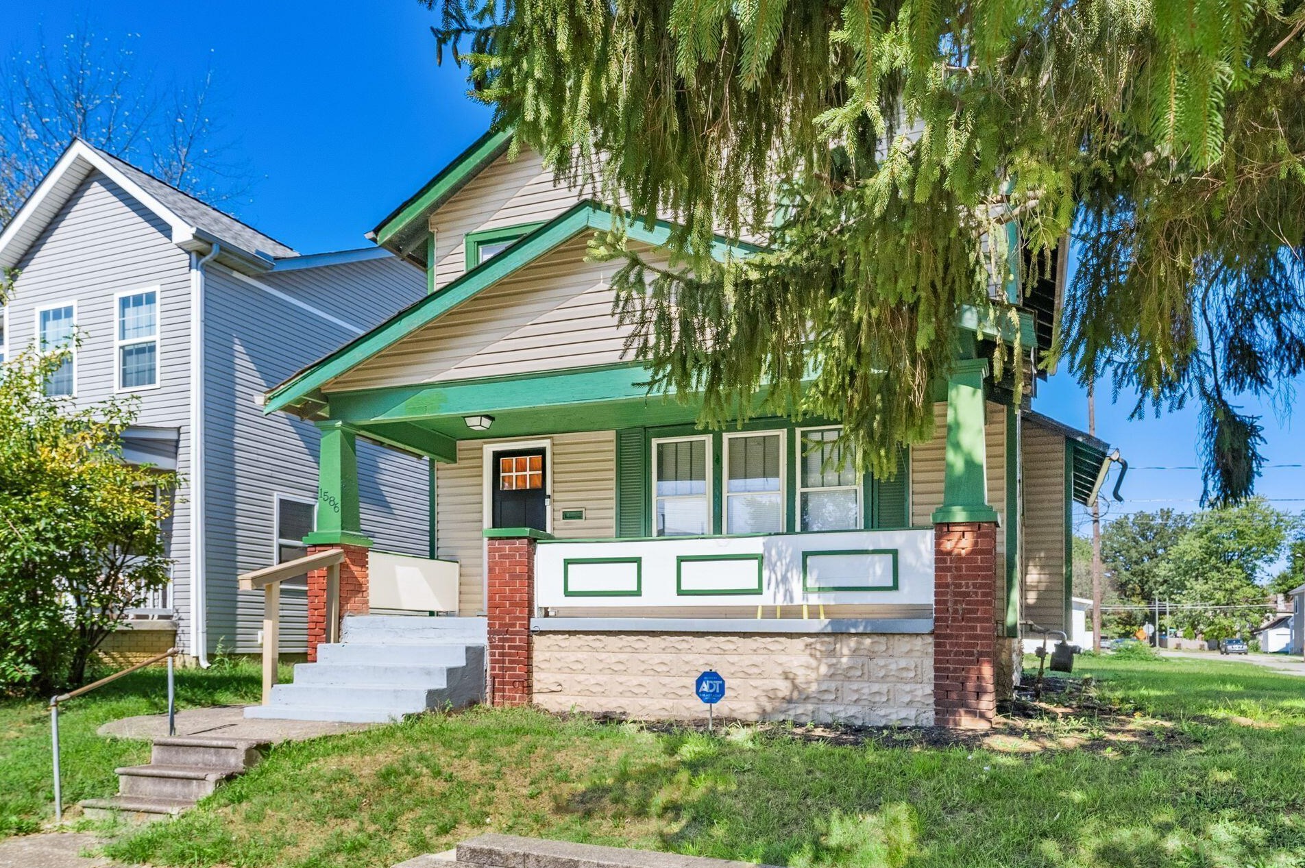 1586 Briarwood Ave, Columbus OH 43211-1502 exterior