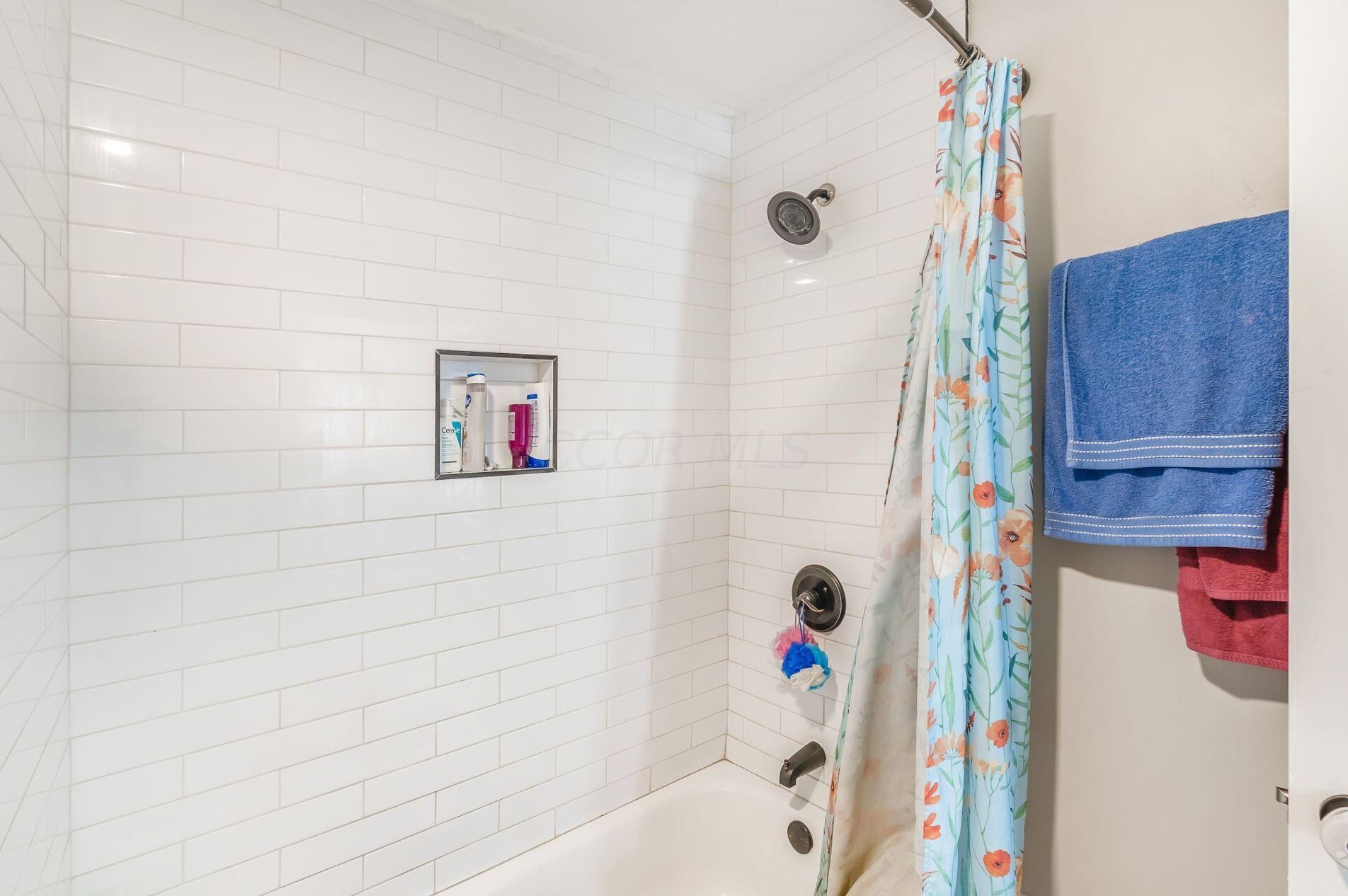 1586 Briarwood Ave, Columbus OH 43211-1502 exterior