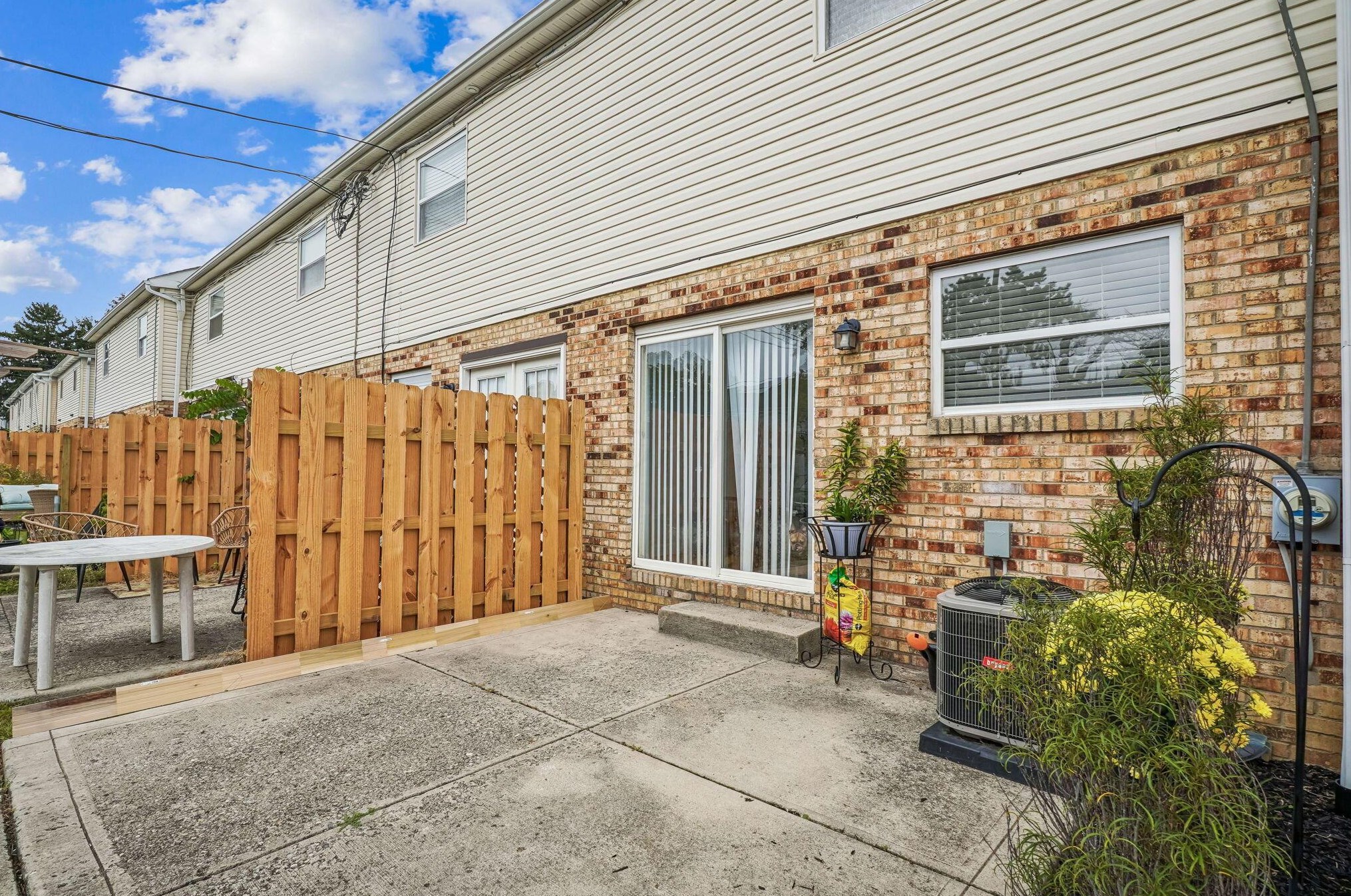 1227 Weybridge Rd, Columbus OH 43220-8102 exterior