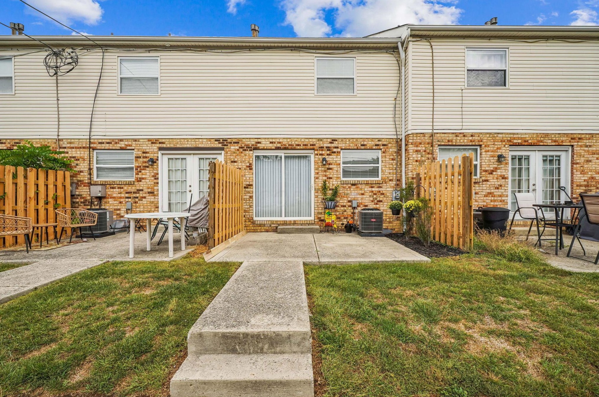 1227 Weybridge Rd, Columbus OH 43220-8102 exterior