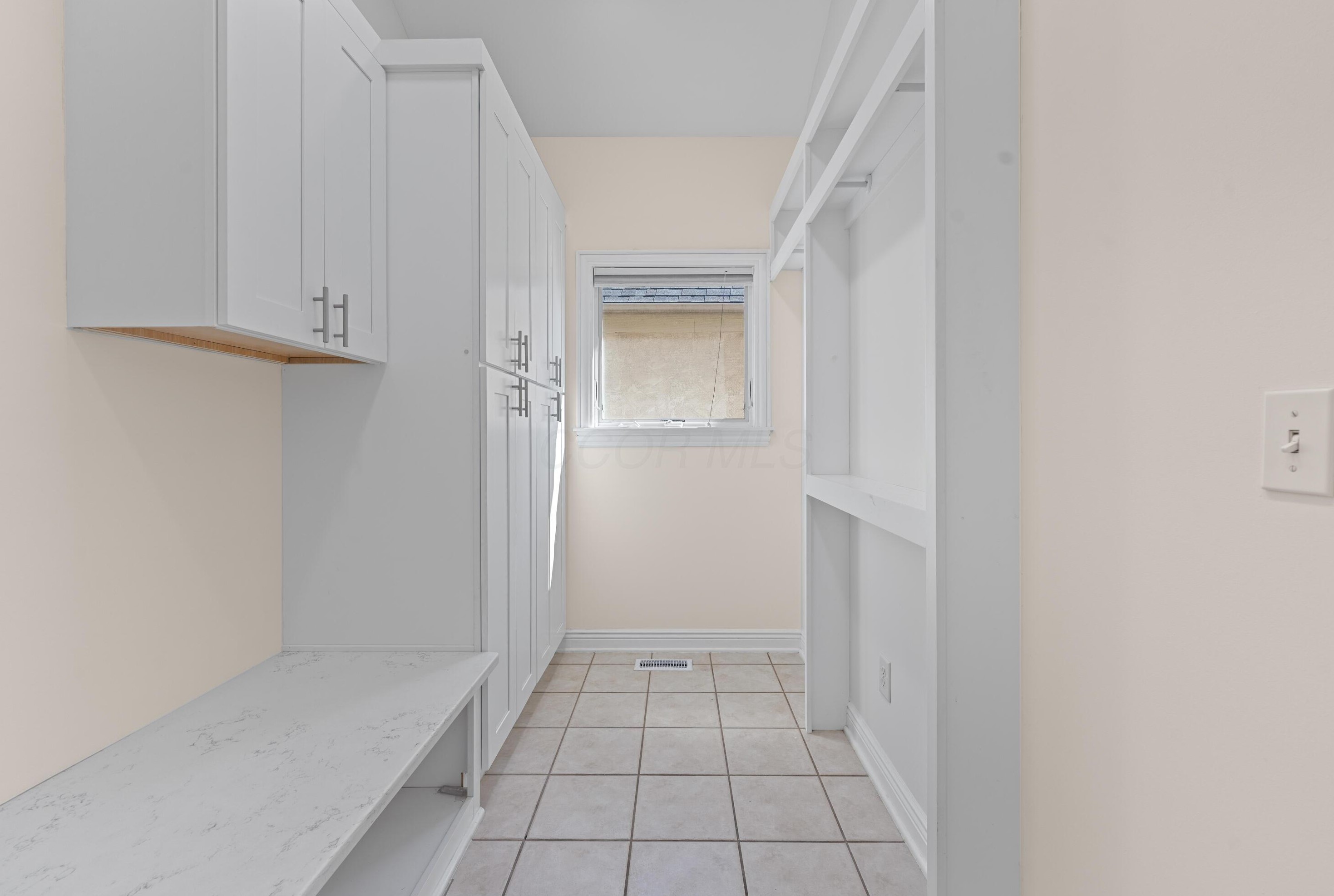 1879 Lake Shore Dr, Columbus OH 43204-4964 exterior