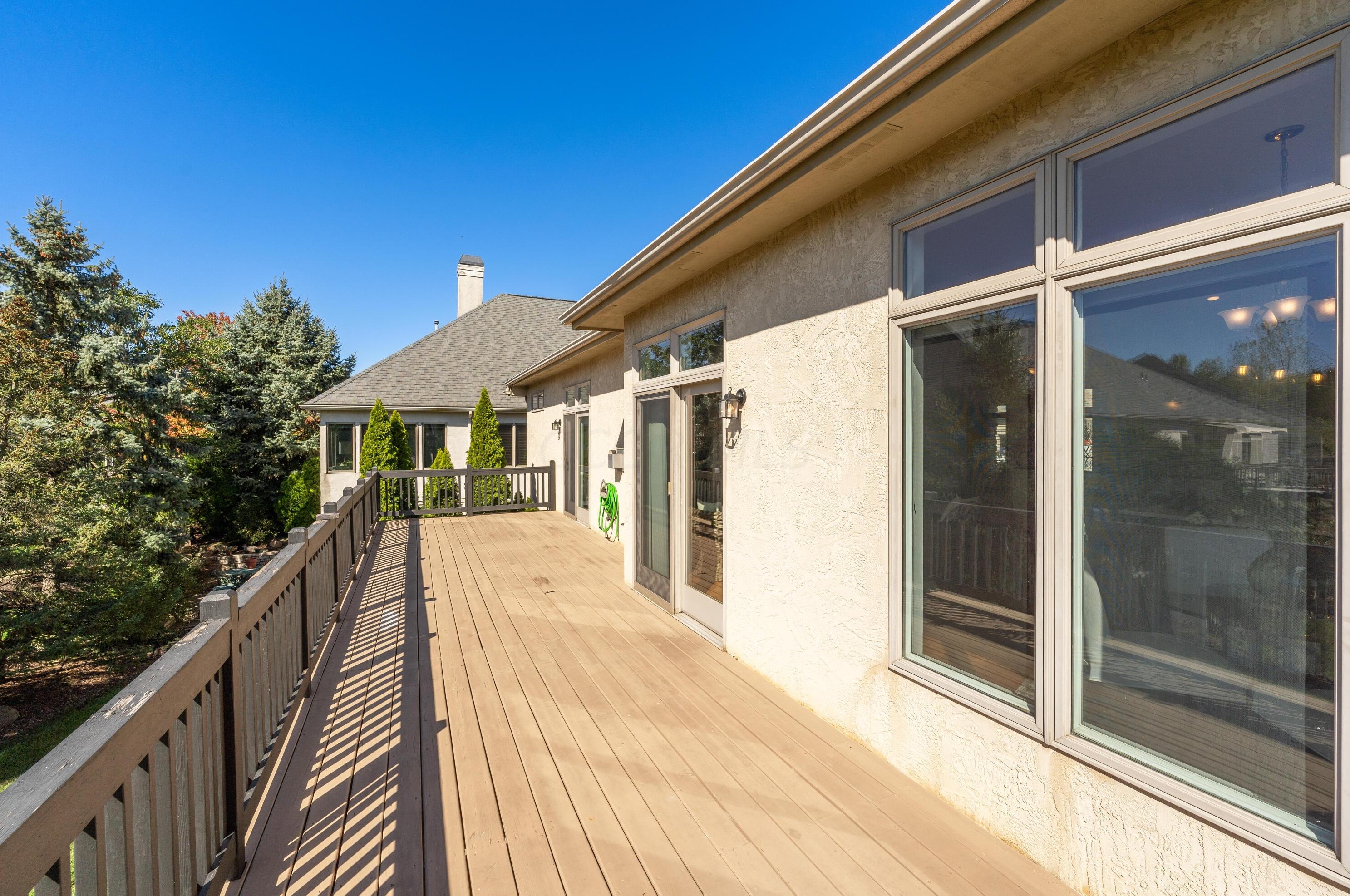 1879 Lake Shore Dr, Columbus OH 43204-4964 exterior