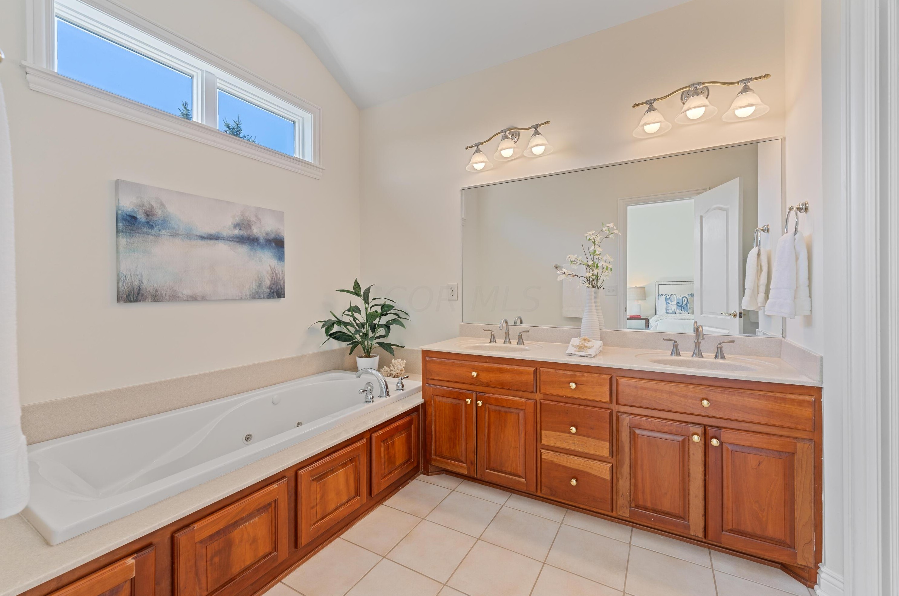 1879 Lake Shore Dr, Columbus OH 43204-4964 exterior