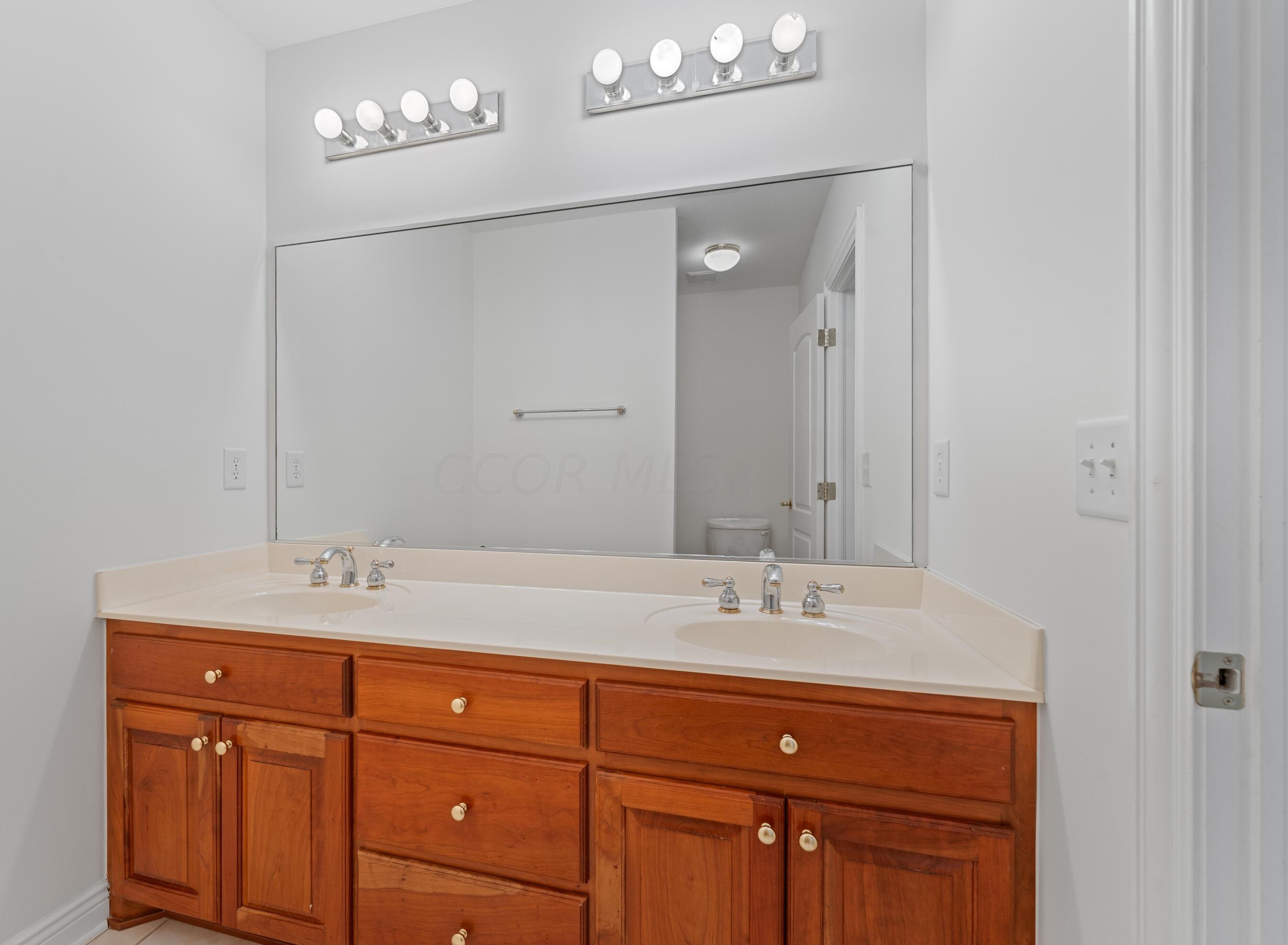 1879 Lake Shore Dr, Columbus OH 43204-4964 exterior