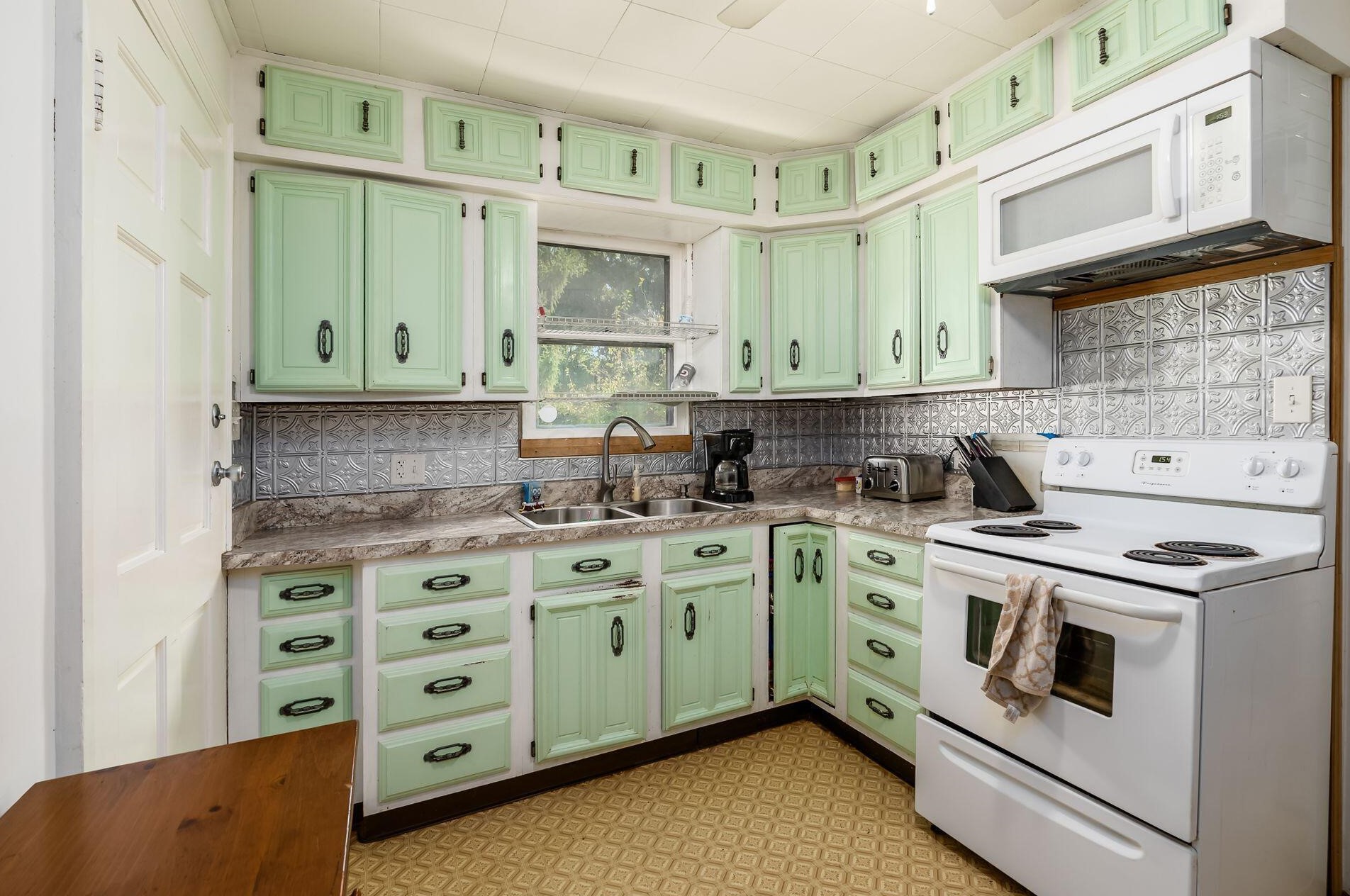 1780 Cooke Rd, Columbus OH 43214-3169 exterior