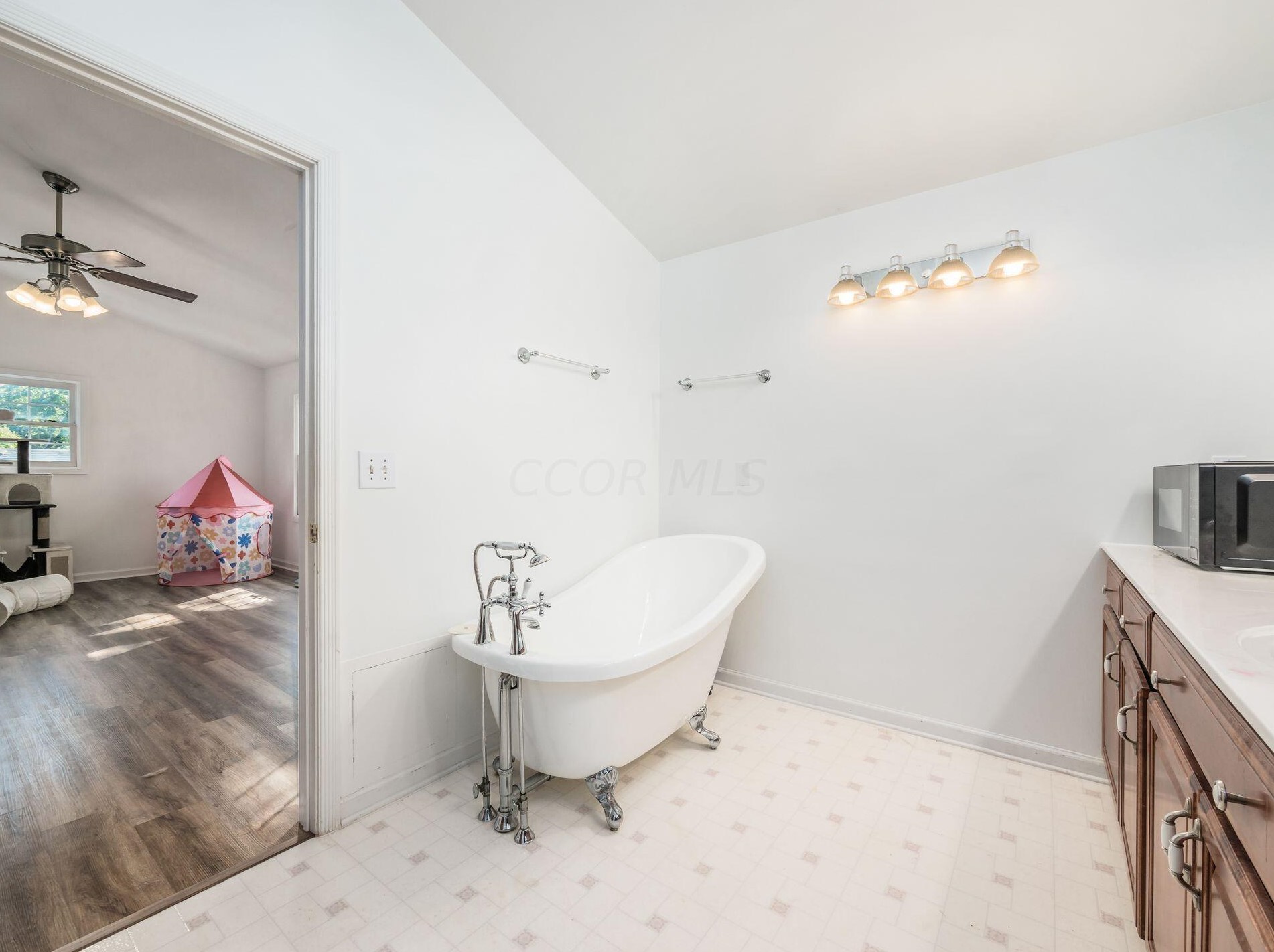 1915 Zollinger Rd, Columbus OH 43221-2914 exterior