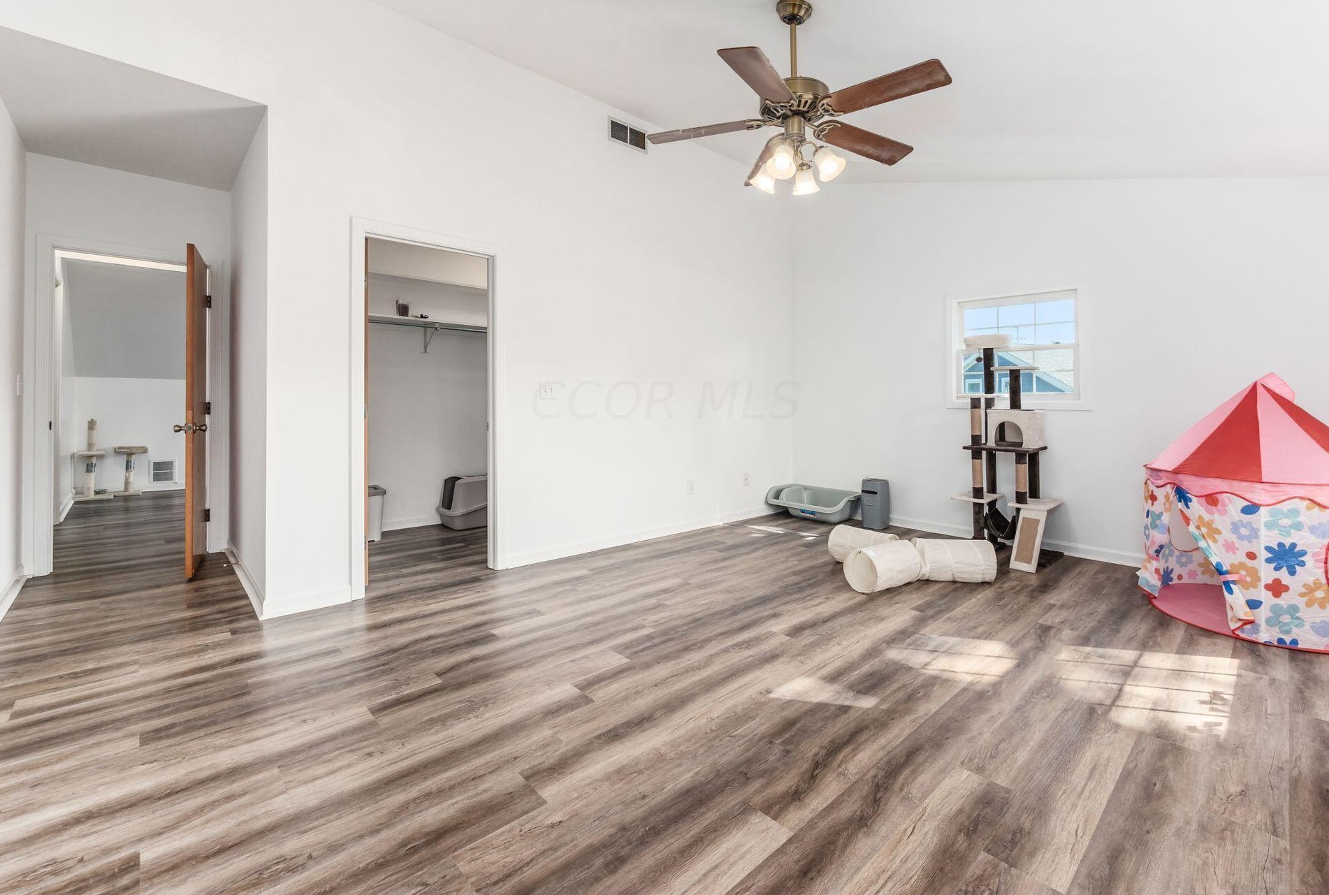 1915 Zollinger Rd, Columbus OH 43221-2914 exterior