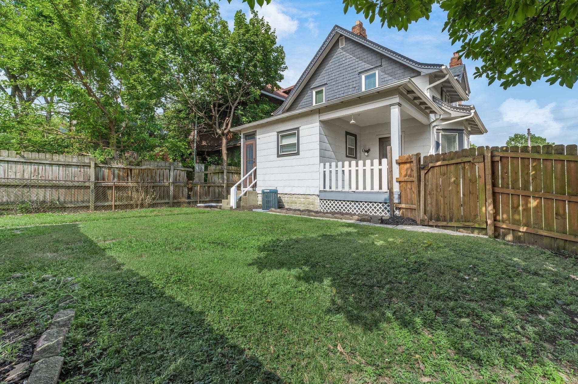 2339 Smt St, Columbus OH 43202-3111 exterior