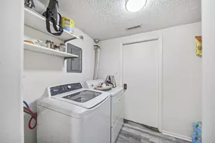 2425 Mason Village Ct, Columbus, OH 43232 - Photo 17