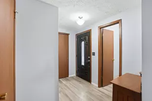 4864 Honeysuckle Blvd, Columbus, OH 43230 - Photo 3