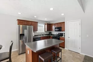 1728 Hunters Ridge Dr, Troy, OH 45373 - Photo 7