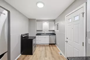 2288 Hiawatha Park Dr, Columbus, OH 43211 - Photo 9