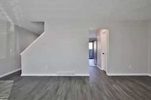 5762 Hallridge Cir, Columbus, OH 43232 - Photo 9