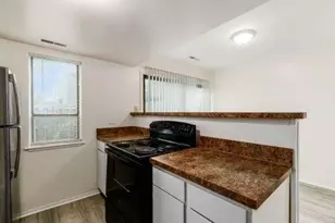 4692 Charecote Ln, Columbus, OH 43220 - Photo 7