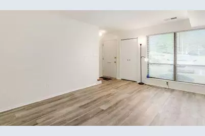 4692 Charecote Lane #E, Columbus, OH 43220 - Photo 9