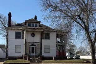 615 S Court St, Circleville, OH 43113 - Photo 1