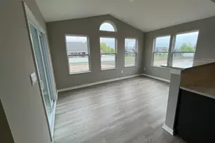 327 Kendall St, Bellefontaine, OH 43311 - Photo 9