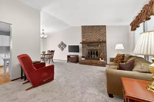 2040 Tuckaway Ct, Columbus, OH 43228 - Photo 9