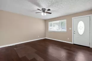 2446 Kitchner Dr, Columbus, OH 43207 - Photo 7