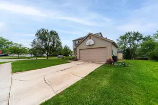 1387 Village Dr, Marysville, OH 43040 - Photo 3