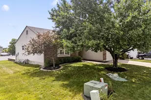 2318 Faircreek Ridge Dr, Fairborn, OH 45324 - Photo 7